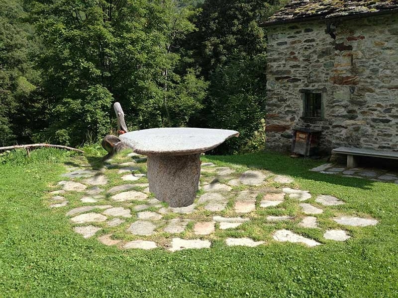 tavolo in pietra di fiume