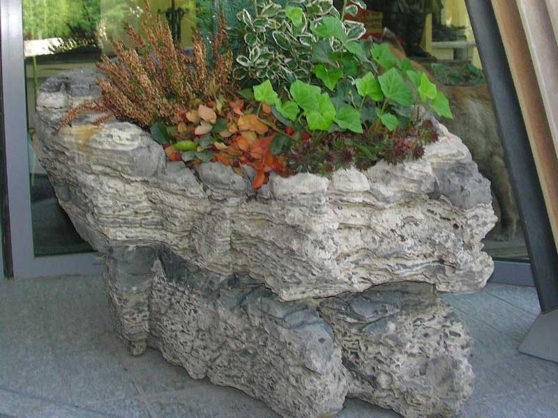 fioriera in pietra grezza