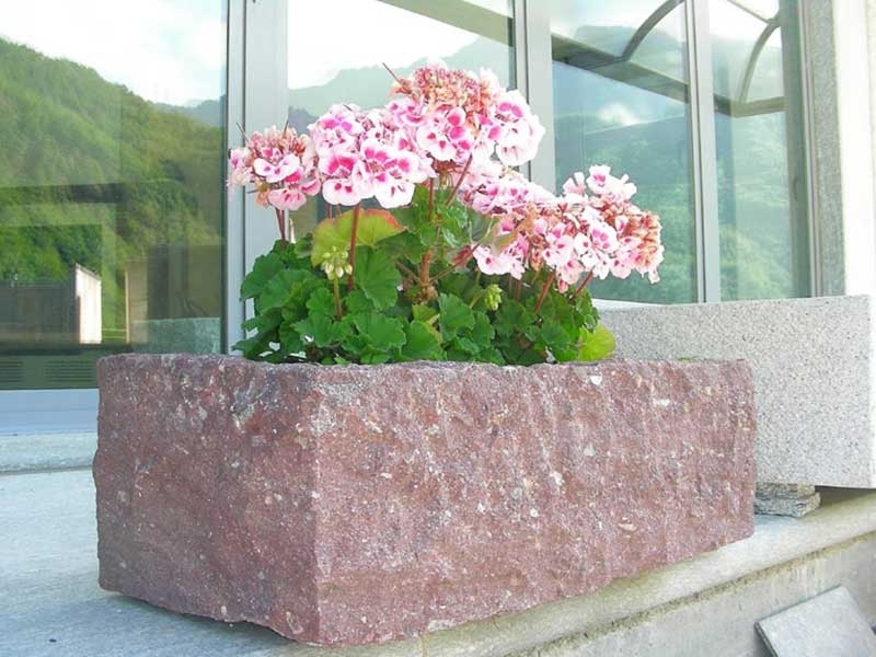 fioriera in pietra rosa